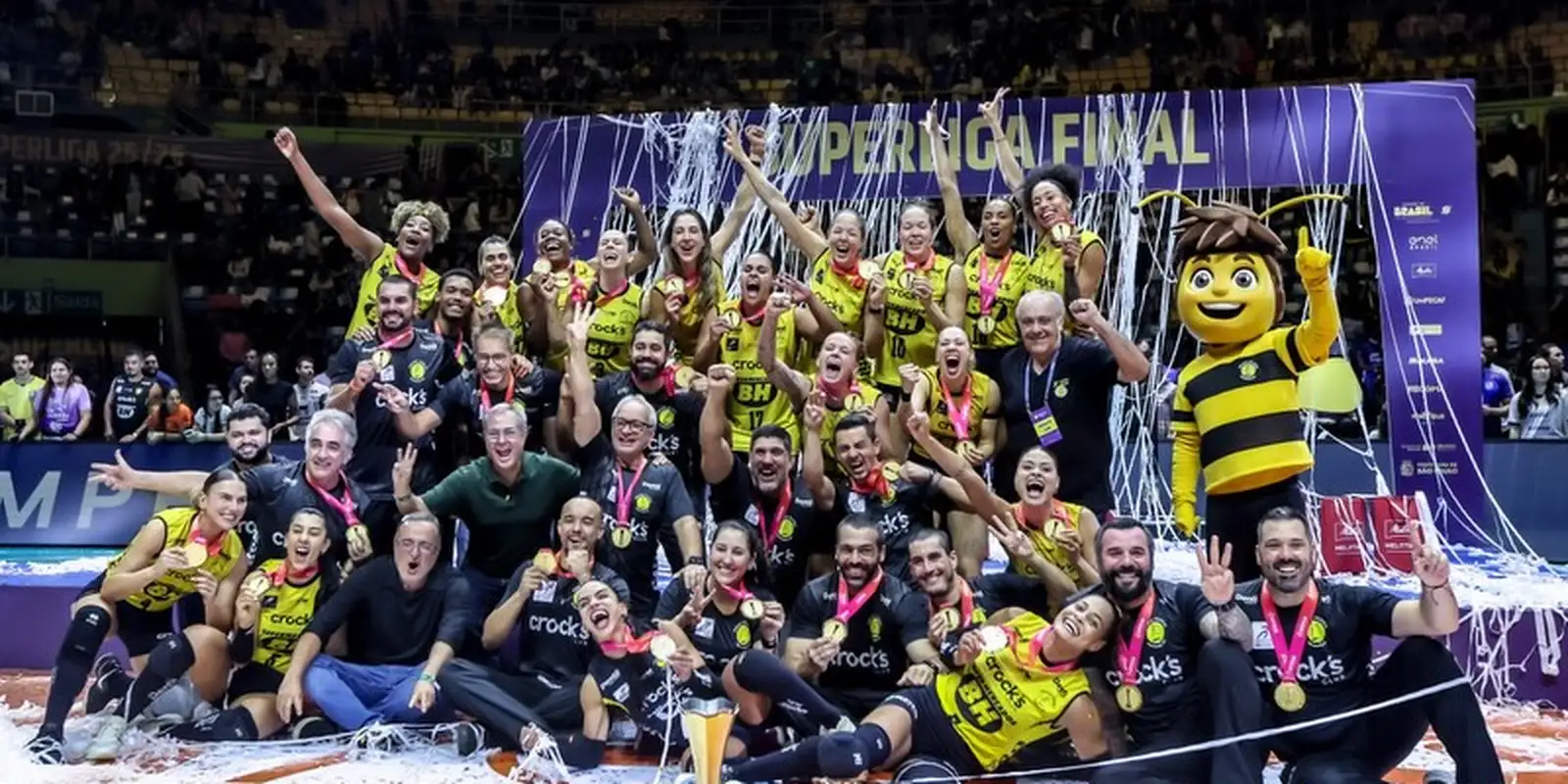 Praia Clube bate Minas e fatura título da Superliga Feminina de vôlei