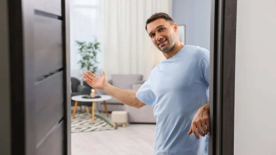 Se for convidado para ir a casa de alguém, nunca faça estas 6 coisas