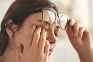 Tremores no olho: Médico explica 7 possíveis causas destes espasmos