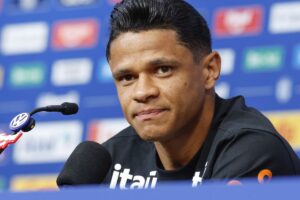 Aposta de Ancelotti, Douglas Santos explica apoio tático a Vini Jr.