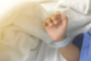 Babá é indiciada por homicídio após morte de menina de 2 anos em GO