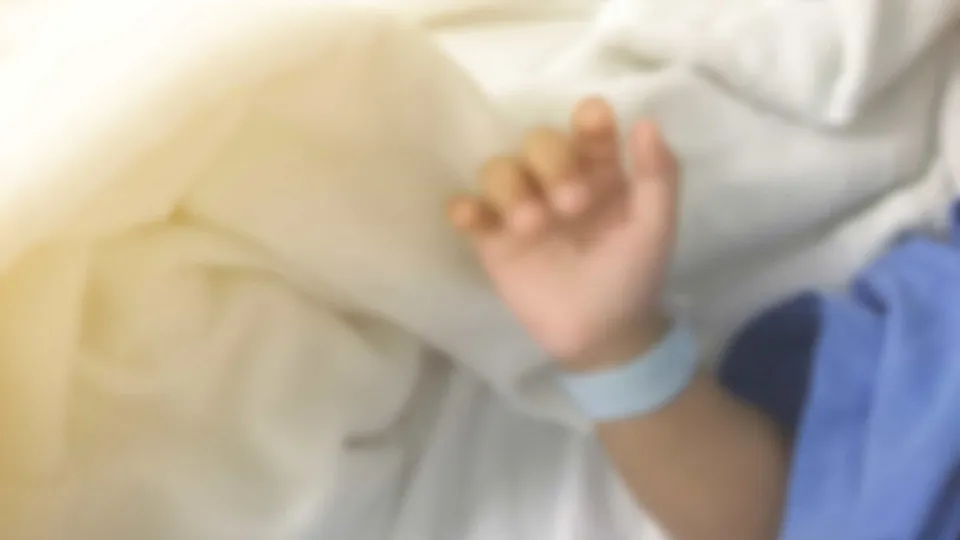 Babá é indiciada por homicídio após morte de menina de 2 anos em GO