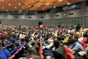 Estudantes de escolas estaduais selecionados para intercâmbio são homenageados pelo governador em Maringá