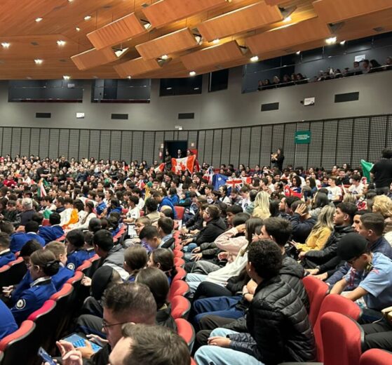 Estudantes de escolas estaduais selecionados para intercâmbio são homenageados pelo governador em Maringá