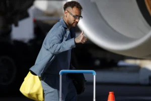 Neymar fará exame para voltar a campo semana que vem, diz Ancelotti