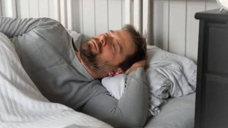 Veja o que acontece com seu corpo ao dormir do lado esquerdo