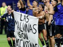 Ato de jogadores argentinos reacende debate sobre domínio das Malvinas