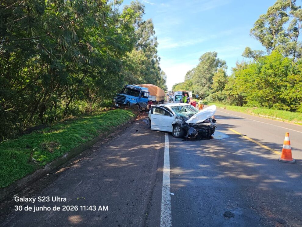 Batida entre carro e caminhão deixa motorista ferido na BR-376, em Paranavaí