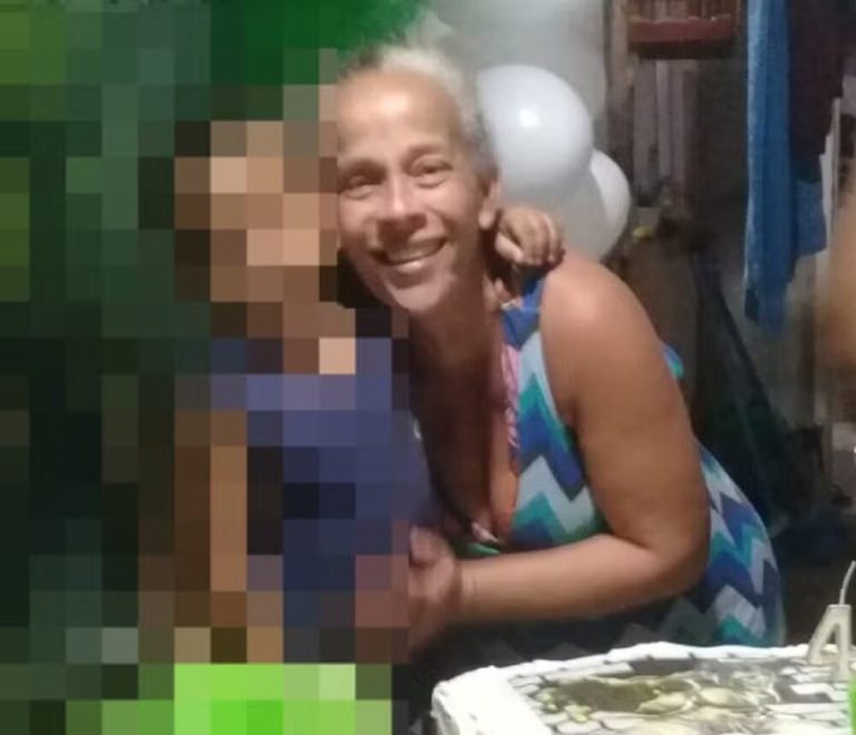 Bebê de 1 ano é encontrada mamando no peito da mãe após mulher ser assassinada; vítima é Karen Aparecida Ferreira Rosa