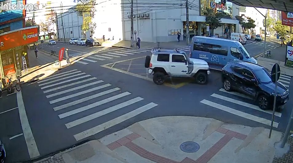 Câmera flagra acidente no centro de Maringá; duas pessoas ficaram feridas