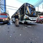 Carro fura a preferencial e atinge ônibus de transporte coletivo em Maringá