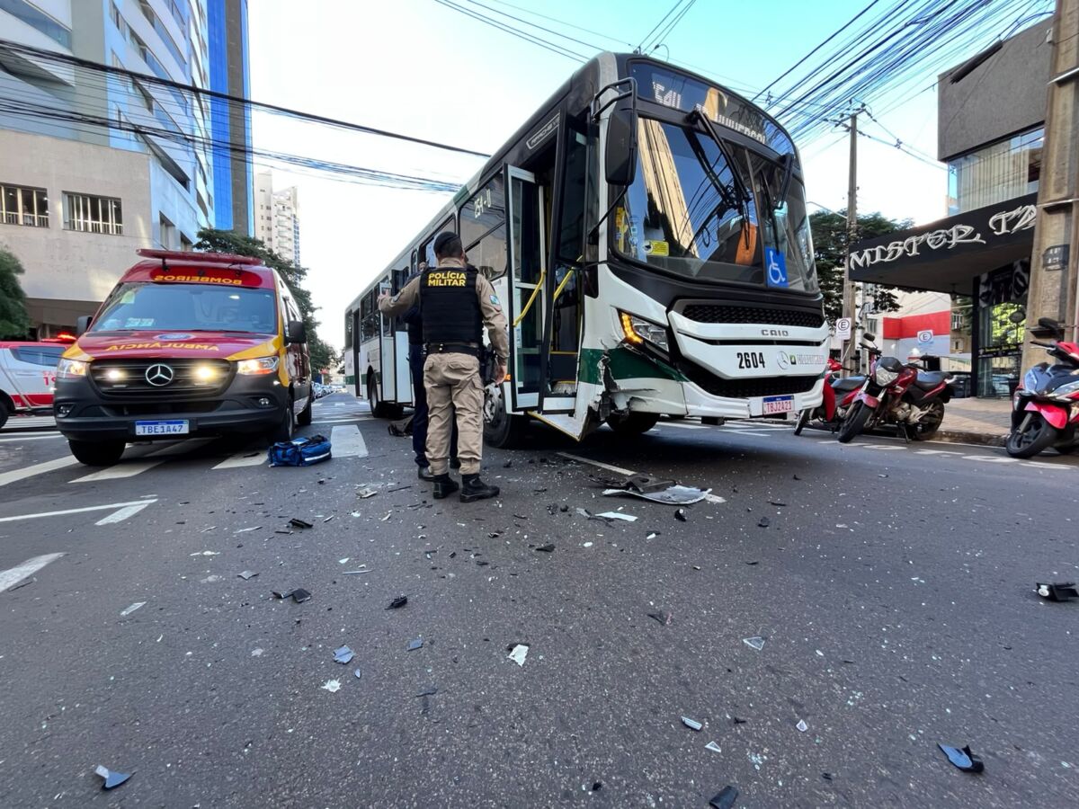 Carro fura a preferencial e atinge ônibus de transporte coletivo em Maringá