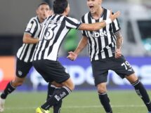 Com gol no último lance, Botafogo bate Santos na volta do Brasileirão