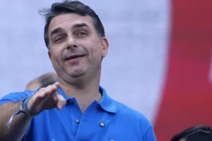 Faria Lima torce por desembarque de Flávio Bolsonaro em favor de Caiado
