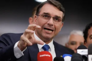 Flávio Bolsonaro diz que Michelle está desinformada sobre insinuação de festa com Vorcaro