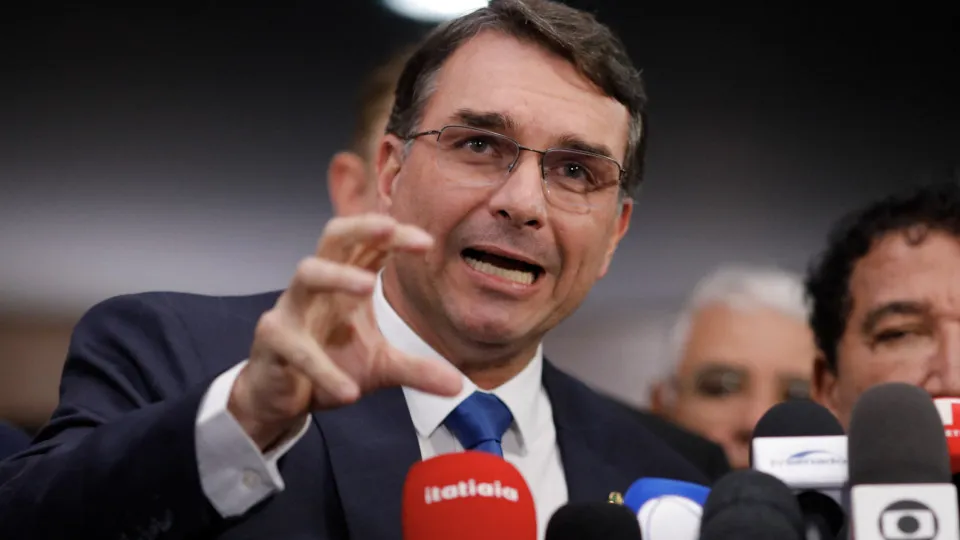 Flávio Bolsonaro diz que Michelle está desinformada sobre insinuação de festa com Vorcaro
