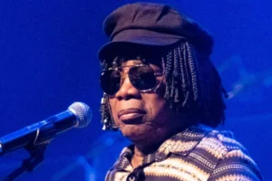 Milton Nascimento volta para casa após ser internado para tratar pneumonia