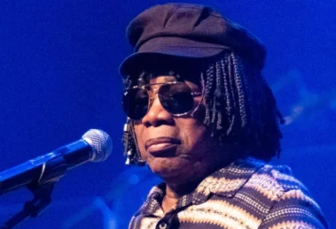 Milton Nascimento volta para casa após ser internado para tratar pneumonia