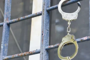 Pai que chutou filha de 3 anos no rosto é indiciado por tortura no PR
