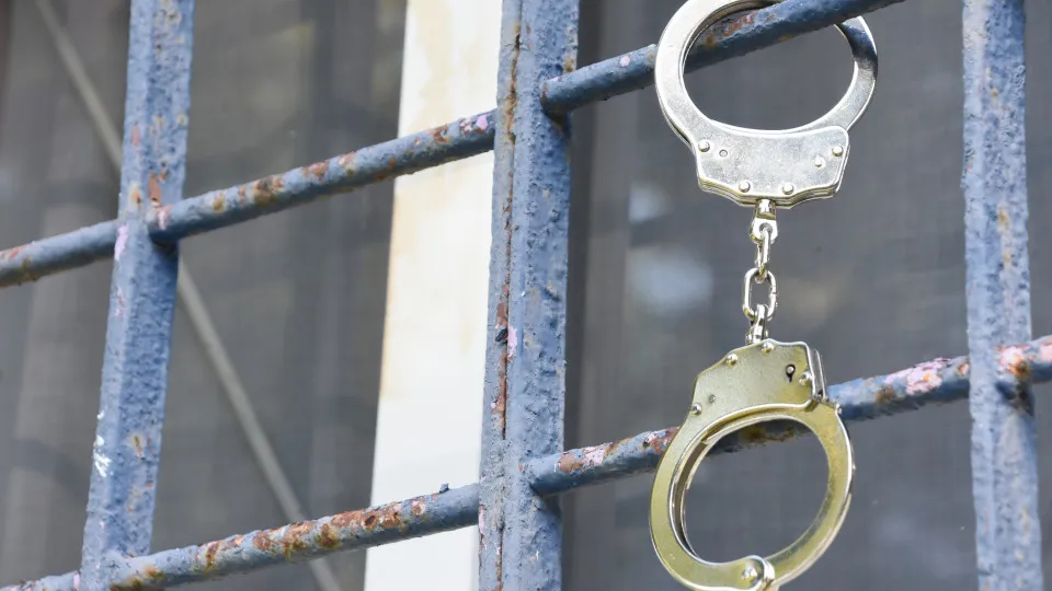 Pai que chutou filha de 3 anos no rosto é indiciado por tortura no PR