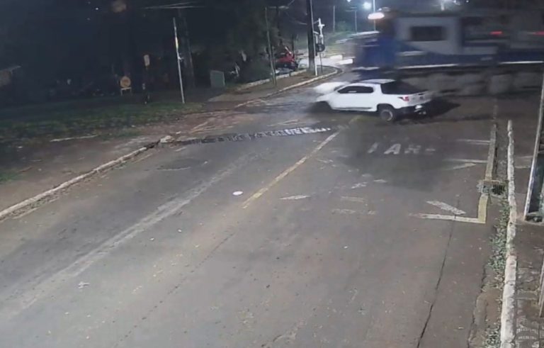 Picape tenta atravessa linha férrea e acaba atingida por trem na região de Maringá