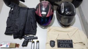Atirador foi encontrado em casa com pistola 9 mm, munições e as roupas usadas no crime; segundo investigado, que pilotava a motocicleta, não foi localizado pela Polícia Civil