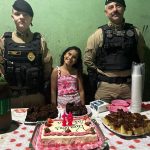 Policiais realizam sonho de criança e vão em festa de aniversário de menina de 10 anos, em Umuarama