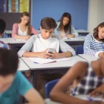 Restrição do uso do celular em sala de aula completa um ano e; o que mudou?