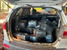 Traficantes fogem e abandonam carro e barco carregados de droga em Guaíra
