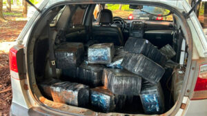 Traficantes fogem e abandonam carro e barco carregados de droga em Guaíra