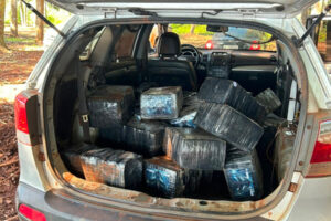 Traficantes fogem e abandonam carro e barco carregados de droga em Guaíra