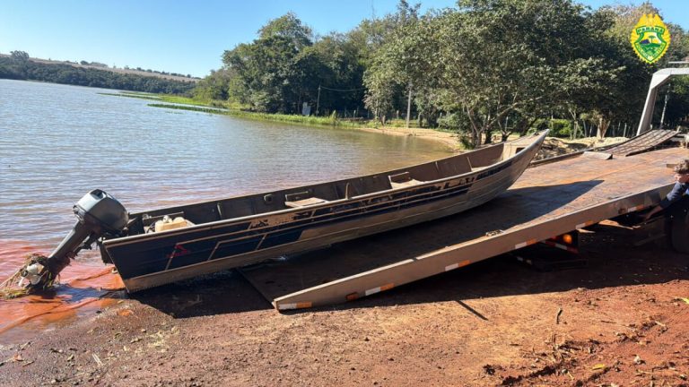 Traficantes fogem e abandonam carro e barco carregados de droga em Guaíra